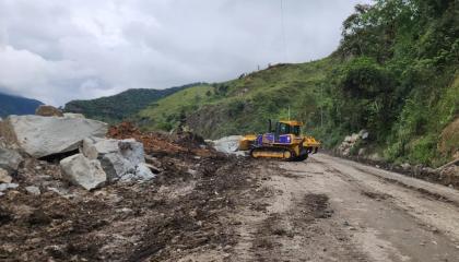 Maquinaria realiza trabajos de limpieza en la vía E59 Cuenca – Girón – Pasaje, km 99, el 20 de octubre de 2026.