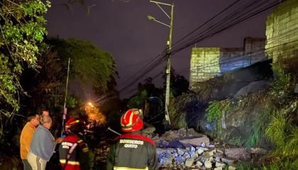 Caída de muro en Yaruquí por fuertes lluvias en Quito, 20 de octubre de 2026.