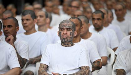 Presuntos miembros de la pandilla Mara Salvatrucha (MS-13) asisten a una audiencia judicial a distancia mediante videoconferencia, en El Salvador, 23 de abril de 2026.