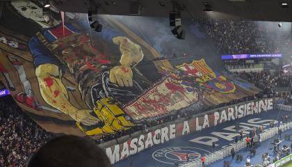 Pancarta que los ultras del París Saint-Germain que desplegaron en los graderías del Parque de los Príncipes antes del partido frente al FC Barcelona, por la Champions League, el martes 20 de octubre de 2026.