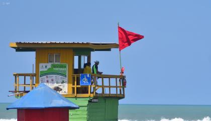 Una bandera roja durante un oleaje en una playa de Ecuador, 28 de diciembre de 2024.