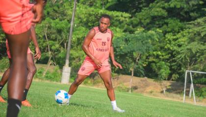 El jugador de ciudad Yantzaza, John Perlaza, durante un entrenamiento del club de la Segunda Categoría.