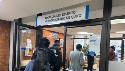 Personal de la Policía y de la Fiscalía durante un allanamiento al Municipio de Quito, el 21 de octubre de 2026.