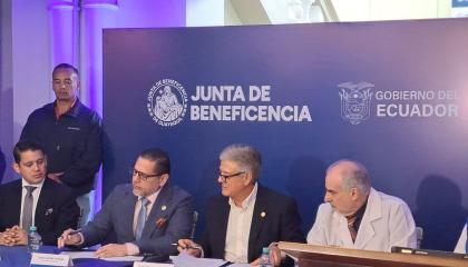 El ministro de Salud Pública, Juan Carlos Aveiga, y el director de la Junta de Beneficencia de Guayaquil, Juan Xavier Cordovez, firman las acta de entrega y recepción de una donación de vacunas contra el VPH, el 21 de octubre de 2026 en Quito.