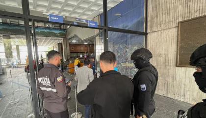 Agentes de la Fiscalía y Policía Nacional durante el allanamiento a oficinas del Municipio de Quito, el 21 de octubre de 2026.