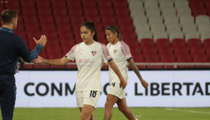 Jugadoras de Guerreras Albas salen del campo de juego, luego del partido frente a Olimpia, por la Fecha 2 de la fase de grupos de la Copa Libertadores Femenina, el 18 de octubre de 2026.