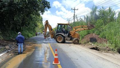 Maquinaria realiza labores de limpieza de un derrumbe en el km.83 de la vía Alóag - Santo Domingo, el 18 de octubre de 2026.