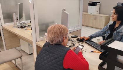 Atención a una ciudadana en el Centro de Atención Universal del edificio matriz del IESS, en el centro de Quito, el 26 de septiembre de 2026. Imagen referencial.