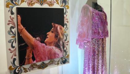 Un vestido de la artista Paulina Tamayo, que se expone en una muestra en el Complejo Patrimonial Todosantos, el 20 de octubre de 2026.