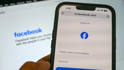 Una fotografía ilustrativa, tomada el 3 de septiembre, muestra a una persona sosteniendo un teléfono en la página de inicio de sesión de Facebook en Singapur.