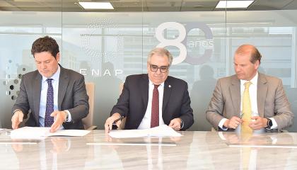 Presidente del Directorio de Empresa Nacional de Petróleo de Chile (ENAP), Cristian Muga; CEO de Pluspetrol, Claudio de Diego; y el gerente general de Enap,