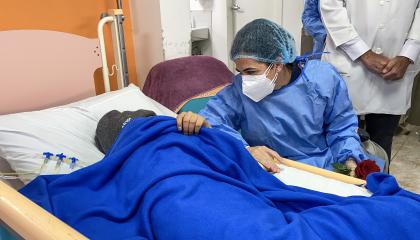 Atención a un paciente con cáncer en un hospital público en Ecuador, foto de archivo del 1 de julio de 2021.