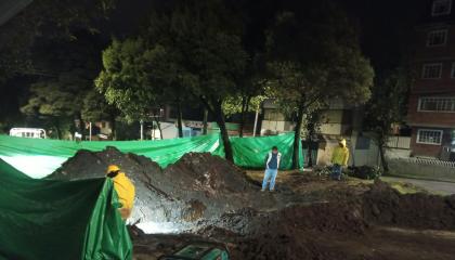 Trabajos de reparación por socavón en la avenida Eloy Alfaro, en el norte de Quito.