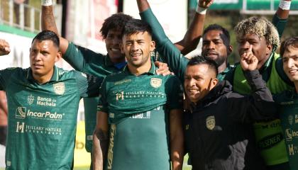Jugadores de Orense celebran el gol en el partido contra Mushuc Runa, por el compromiso de la Fecha 3 del hexagonal del descenso de la LigaPro, el 19 de octubre de 2026.