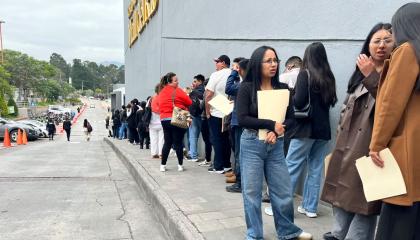 Exteriores del Centro Convenciones en Cuenca donde se realiza una nueva feria de empleo, Azuay, 22 de octubre de 2026.