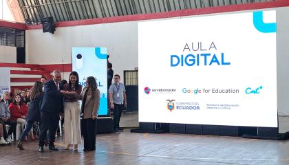 La ministra de Educación, Deporte y Cultura, Gilda Alcívar, el gerente general de la Corporación Nacional de Telecomunicaciones, Ronald Spina, y la representante de Google for Education en Ecuador, Andrea Ibáñez, en el evento de lanzamiento de Aula Digital, el 22 de octubre de 2026 en Quito.