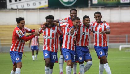Los jugadores de Atlético FC celebran uno de los goles ante Cuenca Juniors, el jueves 22 de octubre, por la Serie B.