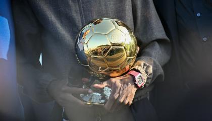 El delantero francés del PSG y ganador del Balón de Oro 2025, Ousmane Dembélé, sostiene el trofeo durante una ceremonia de presentación en el estadio Bodmer de Évreux.