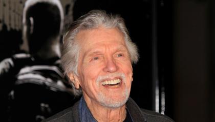 Fotografía de archivo del 5 de febrero de 2018 que muestra al actor estadounidense Tom Skerritt durante la presentación de una película en California, Estados Unidos.