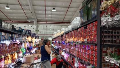 Imagen referencial de compras en un local comercial en Guayaquil, octubre de 2026.
