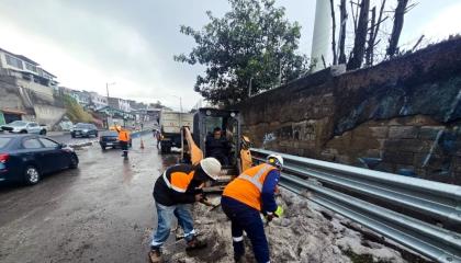 Trabajadores del Municipio durante la limpieza de una zona afectada por caída de granizo en Quito, el 22 de octubre de 2026.