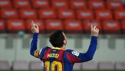 Lionel Messi durante un partido con el FC Barcelona ante el Getafe en la temporada 2020-2021 en el Camp Nou.