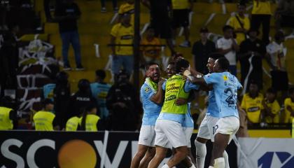 Los jugadores de Universidad Católica celebran un gol ante Barcelona SC en la Fecha 3 del hexagonal final, el domingo 18 de octubre de 2026.
