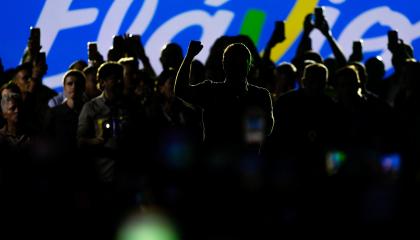 El senador y candidato a la Presidencia de Brasil, Flávio Bolsonaro (c), participa en un acto de campaña en Guarulhos, São Paulo (Brasil), el 22 de octubre de 2026.