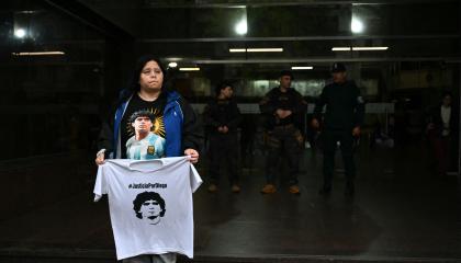 Una aficionada de Diego Armando Maradona con una camiseta del astro argentino afuera del tribunal este 21 de octubre de 2026.