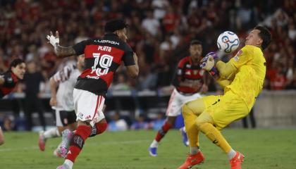 Gonzalo Plata de Flamengo remata al arco de Fernando Muslera de Estudiantes en el partido de vuelta de las semifinales de la Copa Libertadores, en el estadio Maracaná, este jueves 22 de octubre de 2026.
