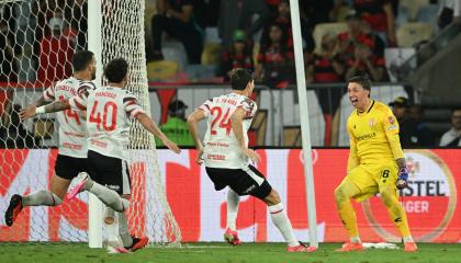 Fernando Muslera celebra con sus compañeros el pase a la final de la Copa Libertadores este jueves 22 de octubre ante Flamengo en Río de Janeiro.