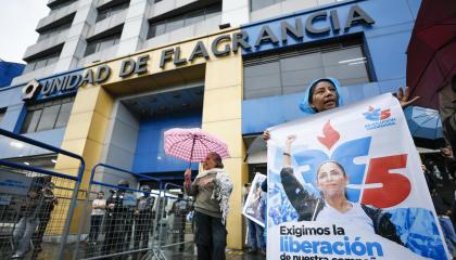 Simpatizantes de la excandidata presidencial Luisa González participan en una manifestación este jueves 22 de octubre, frente a la Unidad de Flagrancia en Quito (Ecuador).