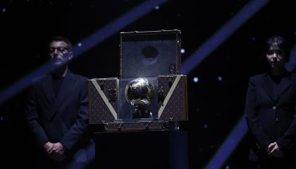Imagen del Balón de Oro durante la ceremonia en París, el 22 de septiembre de 2025.