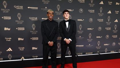 Los futbolistas Lamine Yamal y Pau Cubarsí en la alfombra roja del Balón de Oro, en París, el 22 de septiembre de 2025.