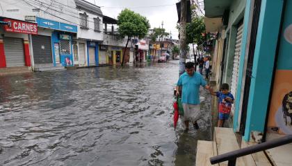 Las lluvias del 19 de octubre de 2026 provocaron inundaciones en Sauces 6, en el norte de Guayaquil, en donde negocios levantan el nivel de muros protección ante efectos de El Niño.
