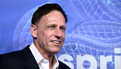 El emprendedor alemán-estadounidense y activista político conservador, Peter Thiel, arriba a la alfombra roja de los premios Axel Springer en Berlín, el 24 de septiembre de 2026.