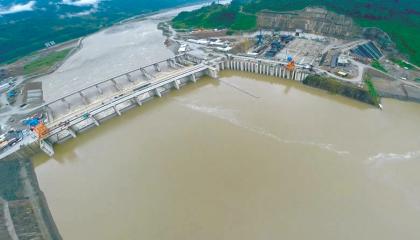 Vista panorámica de la hidroeléctrica más grande de Ecuador, Coca Codo Sinclair