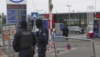 Estación de servicio en Trappes, Francia, escenario de un ataque investigado como terrorismo.