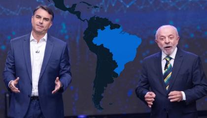 Imagen generada con inteligencia artificial, que muestra a los candidatos Flávio Bolsonaro y Lula da Silva, en el debate por las elecciones presidenciales de Brasil, con un fondo del mapa de América del Sur.
