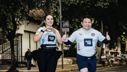 Imagen de referencia de dos personas corriendo en la carrera Liga 10K, 28 de septiembre de 2026.