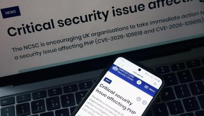 Una notificación de alerta del gobierno de Reino Unido sobre una vulnerabilidad grave de ciberseguridad en el lenguaje de programación PHP, ocupado por cerca del 70% de las páginas web del mundo, el 22 de octubre de 2026.