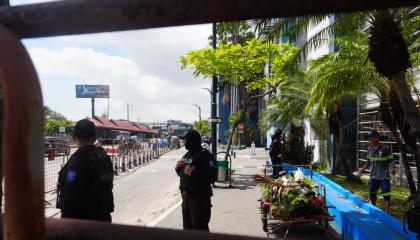Exteriores del Cuartel Modelo de Guayaquil este 23 de octubre, donde permanece detenida Luisa González.