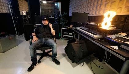 Adrián Correa Valencia, conocido como Adrián Za, productor musical ecuatoriano radicado en España.