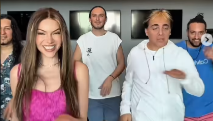 Mara Topic y Cristian Castro, en un video donde aparecen bailando junto a un grupo de personas el 22 de octubre de 2026.