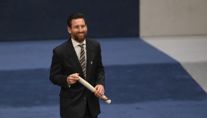 El futbolista argentino Lionel Messi recibe su diploma durante la ceremonia de los Premios Princesa de Asturias 2026, en el Teatro Campoamor de Oviedo, el viernes 23 de octubre.