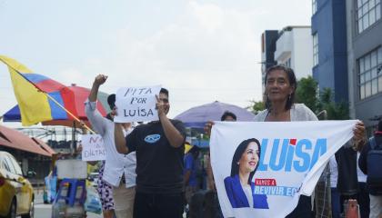 Simpatizantes de la Revolución Ciudadana se concentran a las afueras del Cuartel Modelo de Guayaquil, el 23 de octubre de 2026, para expresar su respaldo a Luisa González.