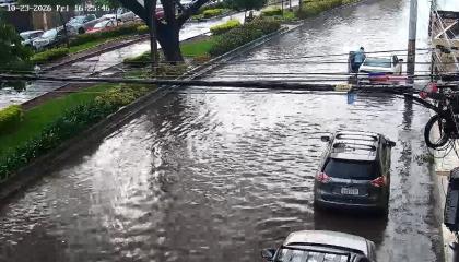 Un conductor empuja su vehículo en una calle inundada en la intersección de Enrique Ortega y Pasaje 32, en Guayaquil, este viernes 23 de octubre de 2026.
