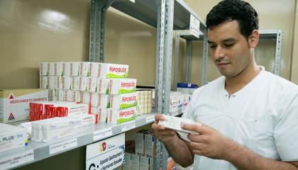 Fotografía referencial de un trabajador que revisa medicamentos en una farmacia del Ministerio de Salud Pública, en diciembre de 2025.