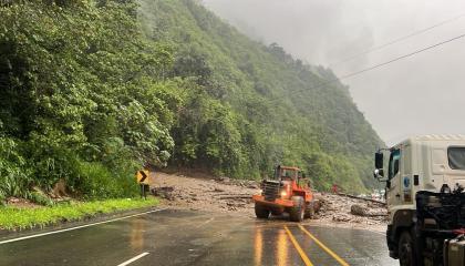 Trabajos de limpieza y remoción de escombros en la vía Alóag - Santo Domingo, 23 de octubre de 2026.