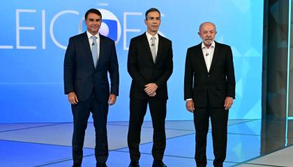 El candidato presidencial derechista brasileño Flavio Bolsonaro, el periodista y moderador del debate Cesar Tralli, y el presidente de Brasil y candidato presidencial Luiz Inácio Lula da Silva posan antes de un debate presidencial previo a la segunda vuelta electoral en Río de Janeiro, Brasil, el 23 de octubre de 2026